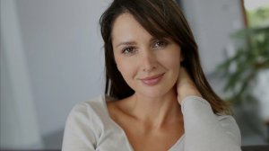 Ей тридцать лет, и так она скромна... А рады ли родители тому?  Не очень то, похоже