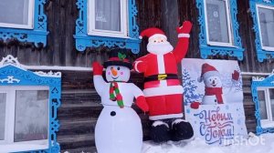 21-12-2025. Жизнь в деревне.Украсили возле дома, поднимаем предновогоднее настроения людям.