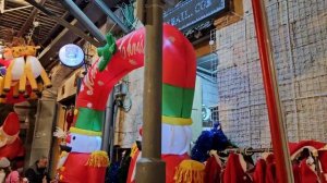 Вечером с музыкой на праздничной ярмарке к Рождеству в Старом городе Иерусалима