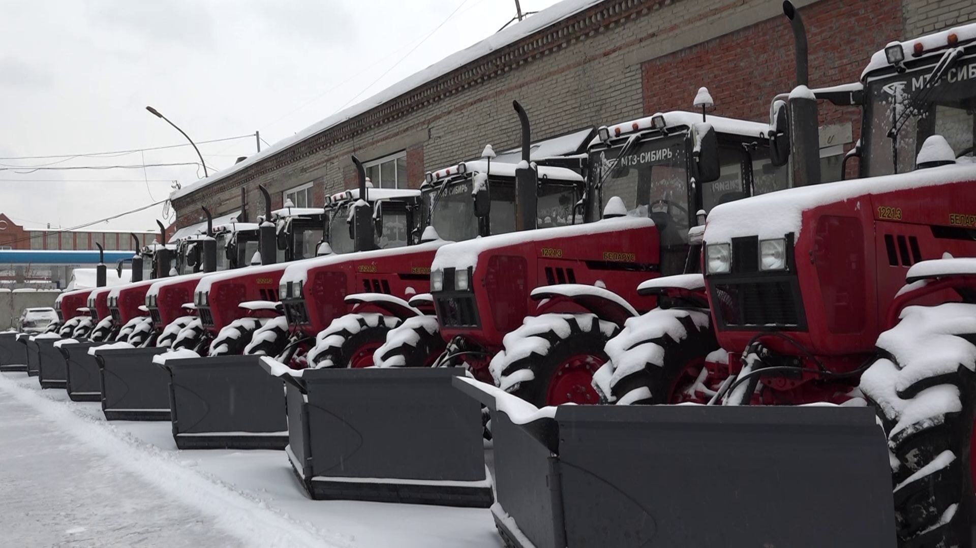 Новосибирск закупил 59 единиц новой спецтехники для уборки дорог и тротуаров