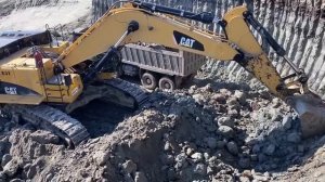 Гидравлический экскаватор Cat 374D, выполняющий погрузку грузовиков за три прохода -