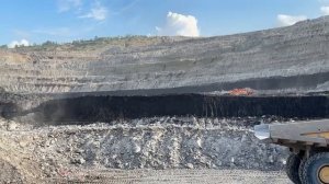 Экскаватор Liebherr R9350 загружает загруженные объекты на угольных шахтах ~ история добычи полезных