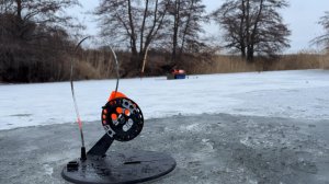 ПЕРВЫЙ ЛЁД!!! ЖЕРЛИЦЫ СТРЕЛЯЮТ ОДНА ЗА ОДНОЙ! Рыбалка на лесной речке.