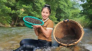 Собрала улиток, побеги бамбука и перец чили для продажи на рынке. Дуонг. Вьетнам