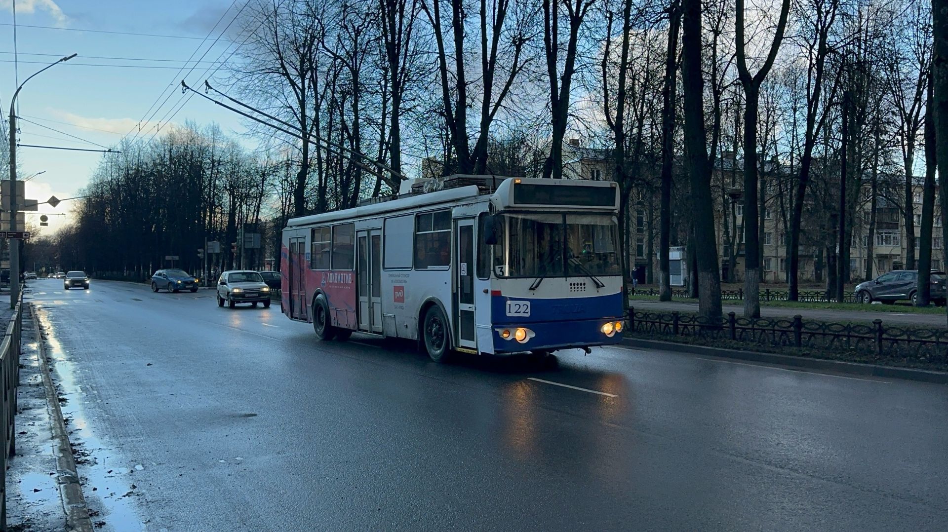 Троллейбус ЗиУ-682Г-016.02 №122 «Локомотив» по маршруту №3 в Ярославе, ноябрь 2025 года смотреть онлайн