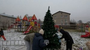 Наряжаем Ёлку во дворе