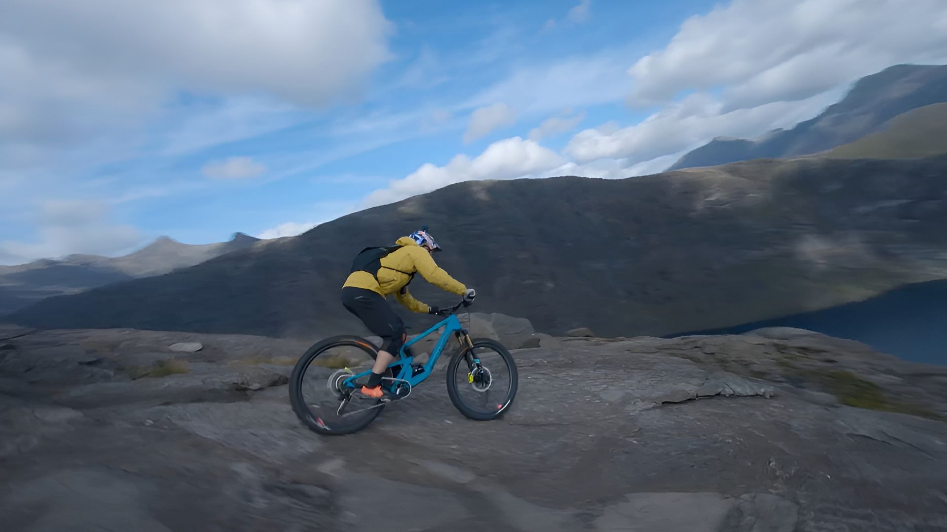 Дэнни МакАскилл показал экстремальный спуск MTB