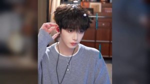 峰峰疯了 Fengfeng ФЕНФЕН Website: Douyin  Official page: yayadingdong99