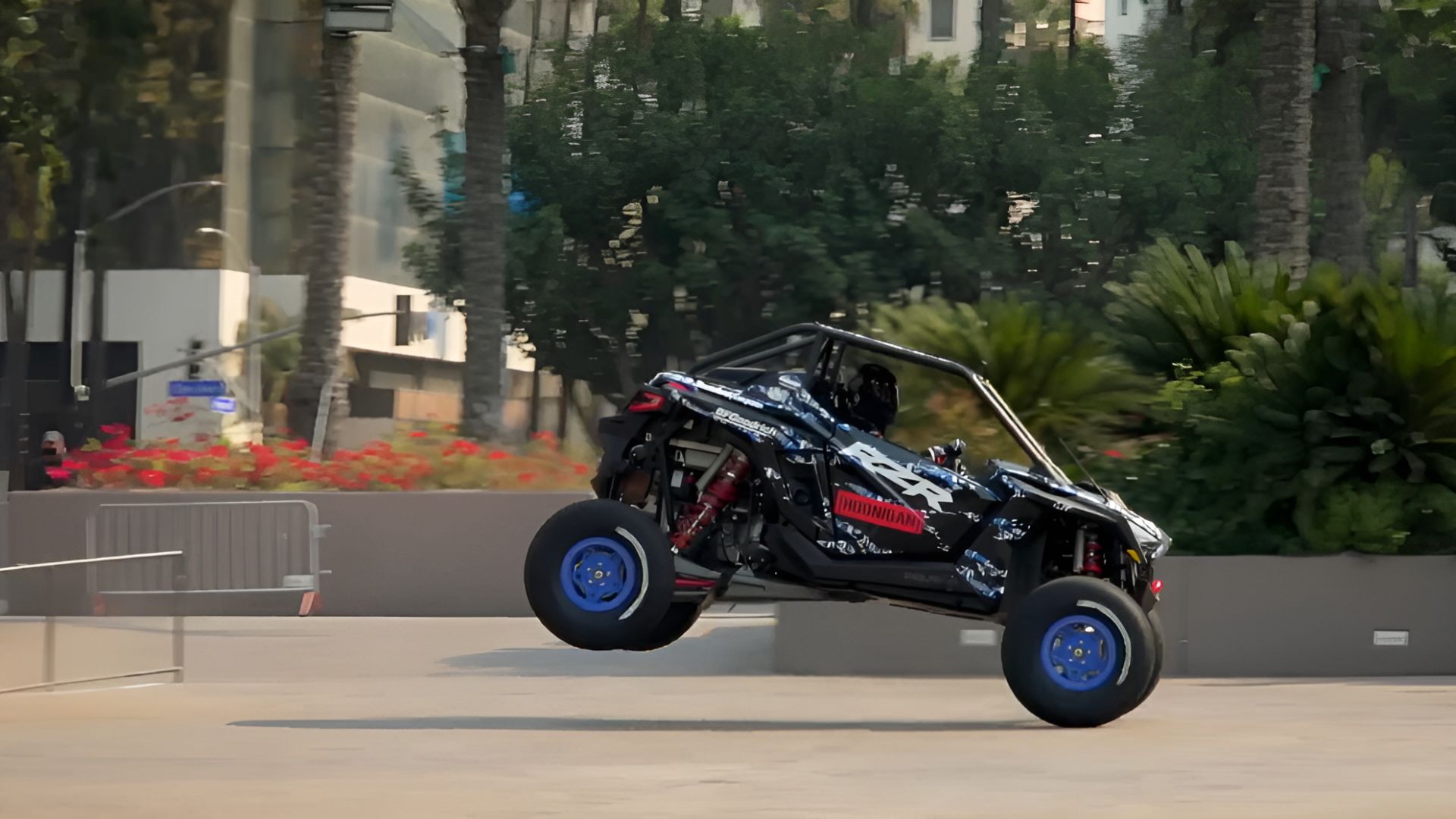 Модель Багги Polaris RZR Pro R на улицах Лонг-Бич (HOONIGAN)