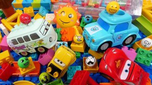 СТРОИМ ГОРКУ ДЛЯ ШАРИКОВ С МАШИНКАМИ КАТАЕМ ШАРИКИ ДЛЯ ДЕТЕЙ ДЕТСКИЙ КАНАЛ ИГРАЛКИ-ЗАЛИПАЛКИ