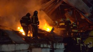 Десять человек вывели из горящего административного здания во Владивостоке