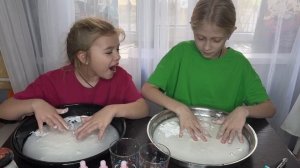 Девочки делают ньютоновскую жидкость и краски Холли
