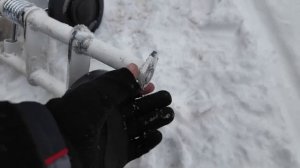 ДЕРЕВЕНСКАЯ СУЕТА: переворачиваю катки, снимаю аккумулятор.