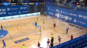 Искры "холодного фейерверка" попали в лицо игроку мини-футбольного клуба "Ухта"