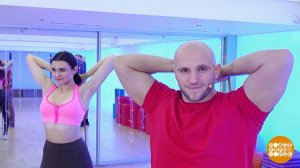 Фитнес-разминка: тянем резинку, укрепляем трицепсы! Доброе утро. Фрагмент выпуска от 22.12.2025