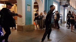 Танцор Майкл танцует с Сашей