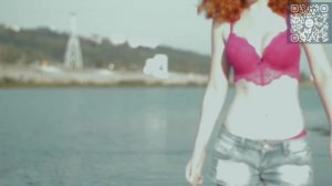 Девушка в купальнике,загорает.