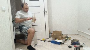 РЕМОНТ/ОБОШЛА СОСЕДЕЙ/ПОТОЛОК СВОИМИ РУКАМИ/КРЕПИМ ПЛИНТУС/