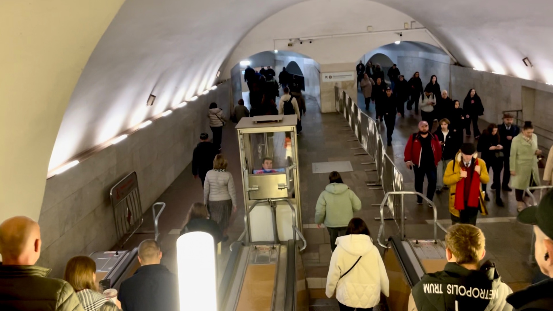 Еду в метро Москвы, до станции «Смоленская». Часть 2. Москва. Эпизод 104