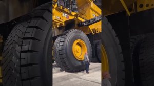 Самосвал Caterpillar 798 AC с номинальной грузоподъёмностью 372 тонны. Полная масса: 624 т. Объём...