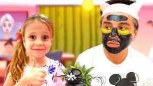 Настя устроила для папы салон красоты. Веселое видео для детей