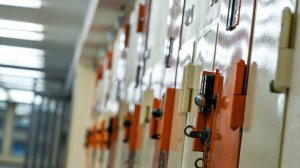 Мужчина получил срок за домогательства к четырем стюардессам во время полета