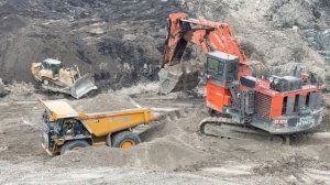 Песок загружается в экскаватор Caterpillar Cat 777 с помощью экскаватора Hitachi Ex 2600-6 ~ История