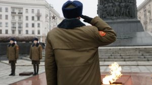 Тысячи старшеклассников несут Вахту Памяти на посту у Вечного огня в Беларуси