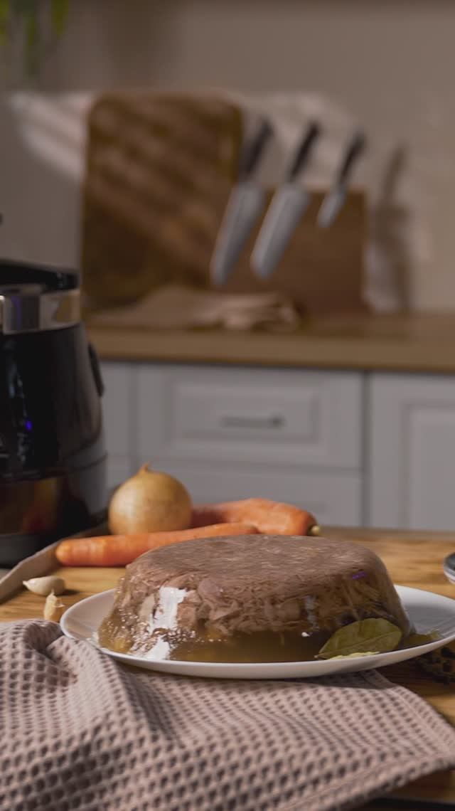 Шеф-повар готовит праздничный студень, но без утомительных часов у плиты смотреть онлайн