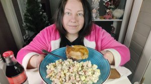 Мукбанг Новогодний салат и курочка!