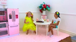 Настя показывает как правильно ходить к друзьям в гости. Правила едения для детей