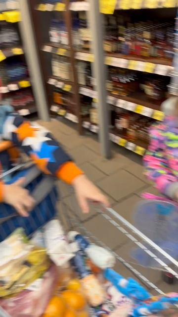 Дети правильно готовятся к новому году🎄все подарки отправляют бабушке #таняанямартин #подготовкакнг