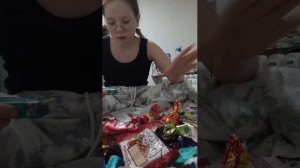 распаковка подарка с маминой работы 🎁🎅