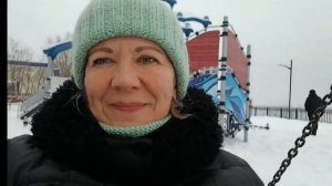 Беззаботная кобылка на качелях.