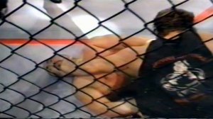 Турнир UFC 4 (1994г.) еще  разрешены удары в пах 😮
