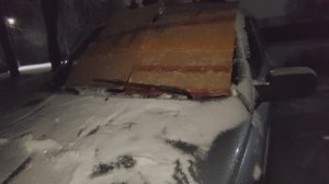 кинь что-нибудь на лобовое стекло автомобиля и не придётся утром скребсти скребком в мороз