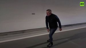 سلوفاكيا.. رئيس الوزراء روبرت فيتسو يتزلج على عجلات عبر النفق