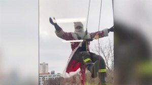 В Московских больницах высадился десант Дедов Морозов и Снегурочек.