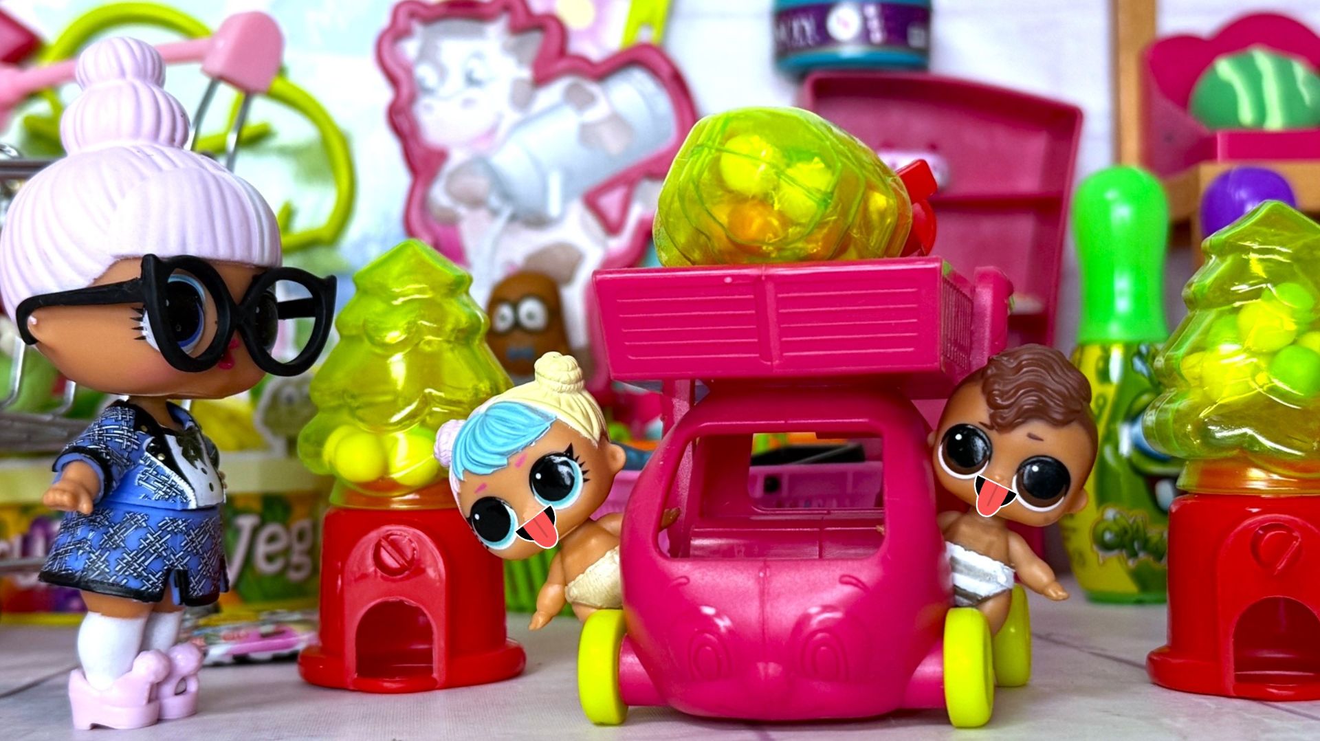 СБЕЖАЛИ ОТ БАБУШКИ ЗА ЁЛКОЙ 🎄😱😜 семейка ЛОЛ сюрприз куклы ДАРИНЕЛКА мультики смотреть онлайн