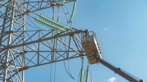 Монтаж проводов во время строительства ВЛ 220 кВ в габаритах 330 кВ