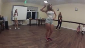 В немецкой школе девушки, танцующие перед жюри, являются мусульманские беженцы