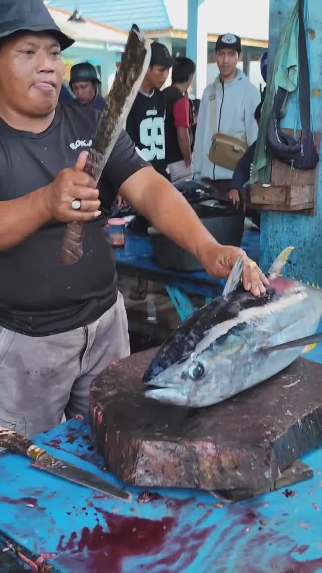 Острые мачете и свежий тунец