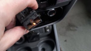 Проверка подсветки кнопки аварийки после замены в ней лампочки