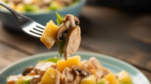 САЛАТ С КУРИЦЕЙ/СОЧНО И СЫТНО #салат #новыйгод #рецепт #быстро #вкусно