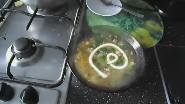 Захотел есть и быстренько сварил суп из говяжьей тушёнки .