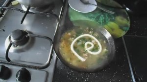 Захотел есть и быстренько сварил суп из говяжьей тушёнки .