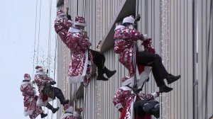 Десятки Дедов Морозов и Снегурочек дарят праздник ребятам, которые встретят его в больнице.