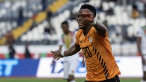 Замбийский футболист едва не сломал шею, празднуя гол на Кубке африканских наций