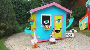 У Насти живые игрушки и детская площадка