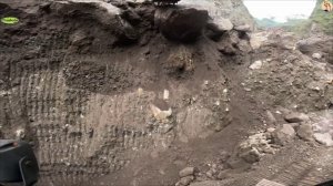 Строительство, экскаватор копает песок